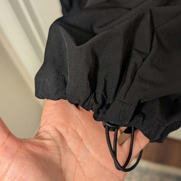 GAP Fit High-rise Runaround Cargo Joggers. Women's. Size Small. Black. - Picture 7 of 8